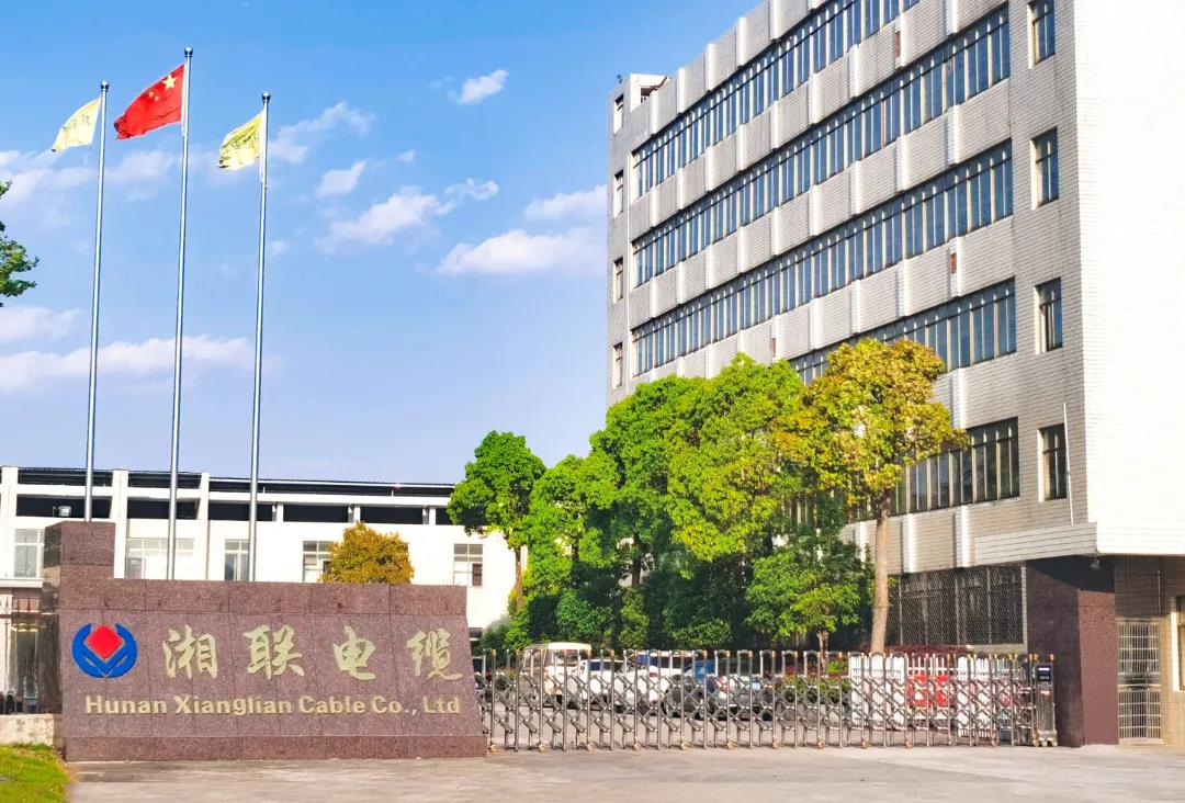 今日小雪，用一組湘聯(lián)小伙伴拍攝的美照來迎接廠區(qū)的冬天！